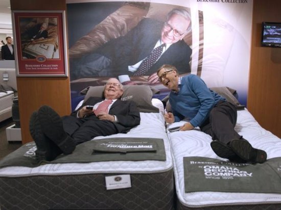 比尔·盖茨分享视频：与巴菲特一起<em>测试</em>床垫