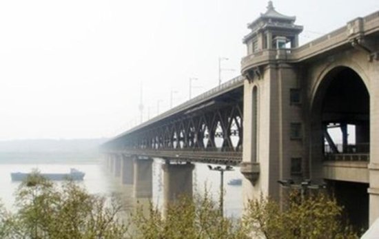 长江大桥是武汉的一道风景，<em>在上面走</em>一<em>走</em>是父亲多年的心愿
