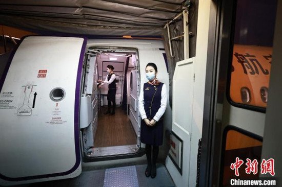福<em>暖</em>中国丨从护士到空乘 女乘务长潘虹霖十年守护旅客回家路