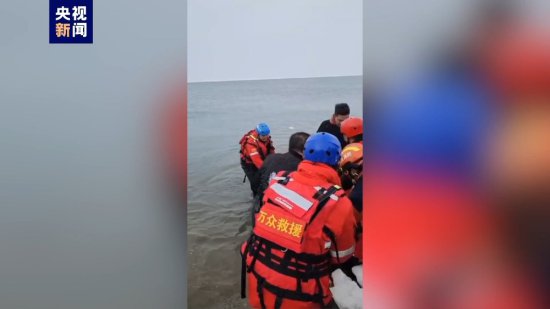 辽宁<em>大连夏家河</em>子海滨浴场浮冰断裂 12名被困冰面人员全部获救