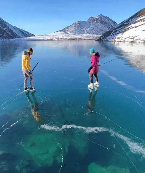 加拿大一湖泊形成了十年一遇的“冰窗”景观