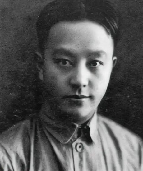 他是邓小平和叶帅的校友，入党不久后脱离组织，牺牲53年后才被...
