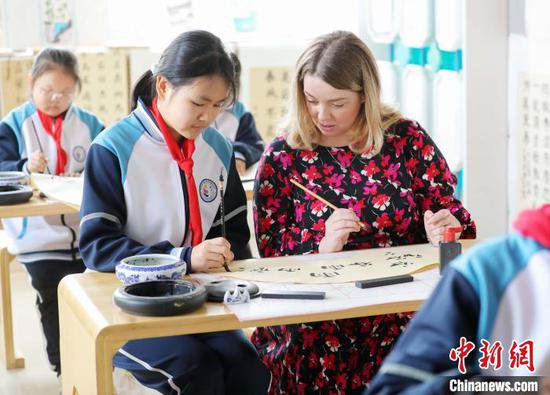 山东青岛：外国友人走进小学校园 感受中华传统文化魅力