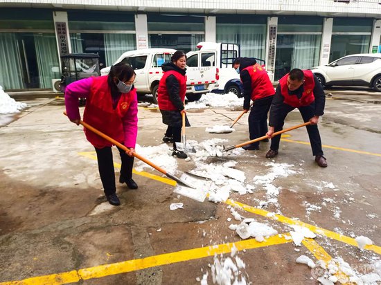 南关街道：扫雪除冰护安全 志愿劳动润童心