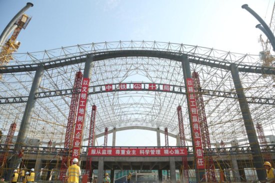 <em>潍坊</em>站新建南站房主体完成 为胶济客专站房改造提供样板