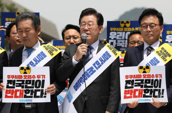 韩国最大在野党举行反对福岛核污染水排海<em>签名</em>活动
