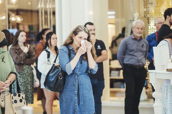 澳大利亚悉尼购物中心重新开放 民众献花悼念持刀袭击事件遇难者