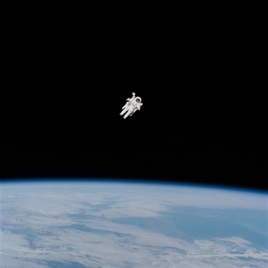 博主放出迄今为止最<em>恐怖的</em>太空照片之一：人类首次无系绳行走