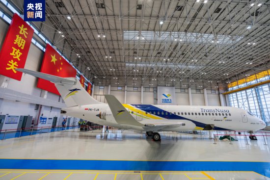 中国喷气式客机首次进入海外市场！国产ARJ21<em>商业运营</em>走出国门