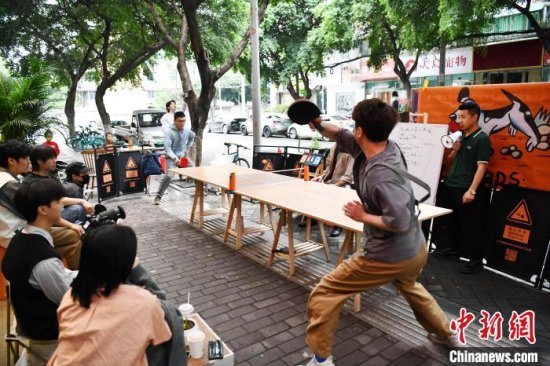 成都：乒乓球<em>主题咖啡店</em>里的长桌冠军赛