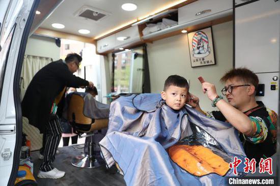 二月二“龙抬头”探访宁夏银川“托尼哥”的“移动理发店”