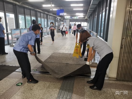 北京地铁：强降雨期间 为乘客发放<em>一次性</em>雨衣1万余件