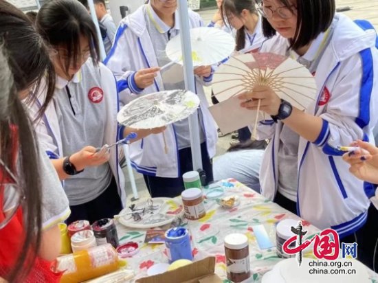 成都田家炳中学举办“樱花节” 引领学生体验法国文化风情