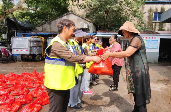 援购助农，温暖两个群体 爱心志愿者100袋爱心玉米送给环卫工人