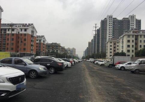 潍坊<em>永兴街</em>与新华路交叉口北侧新修主路面成停车场