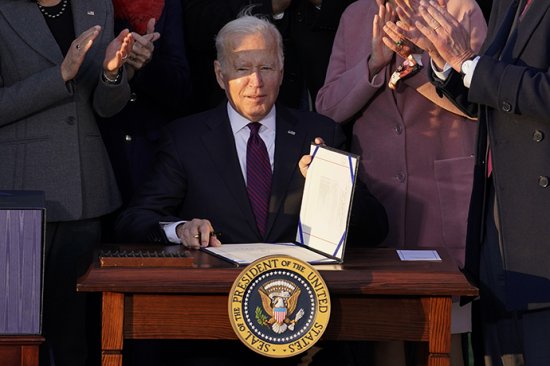 拜登签署1.2万亿基建法案，其规模系美国半个世纪以来最大