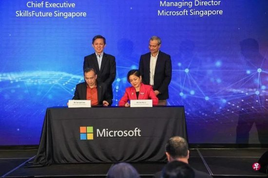 新加坡跟微软合作，教10万<em>名</em>职工学AI！有啥启示？