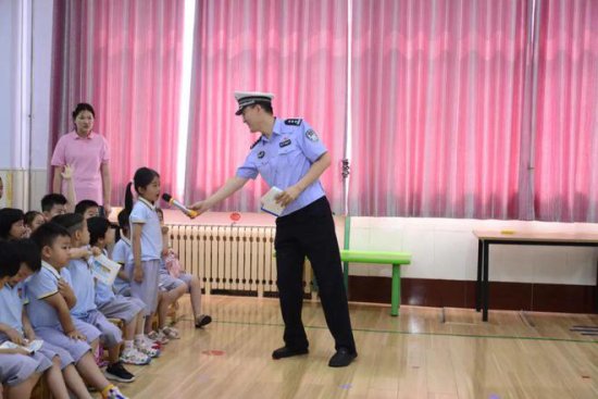 临沂公安交警走进幼儿园，带着萌娃学安全！