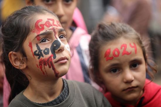 <em>战火</em>中成长的童年：加沙孩童面部绘制2024字样迎新年
