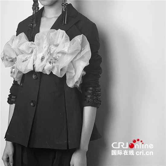 游走中意——新锐服装设计师李善兰的黑色表达