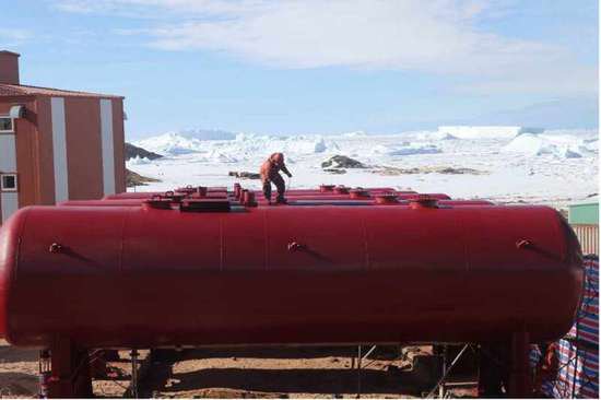 南极中山站“脸谱”油罐搬新家