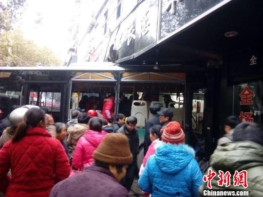江西抚州公交车撞进沿街店铺续：致七人受伤
