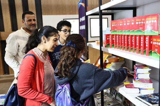 中国图书和文创产品在摩洛哥书展受欢迎