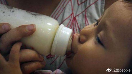 爸爸和四个月的儿子抢着吃“母乳”, 把老婆吃进医院