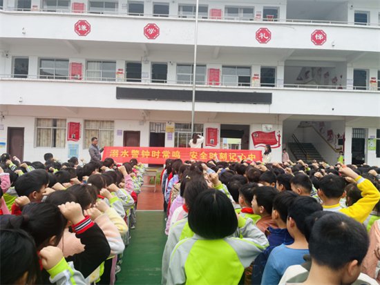 赣县区吉埠中心小学举行防溺水集体宣誓暨签名活动