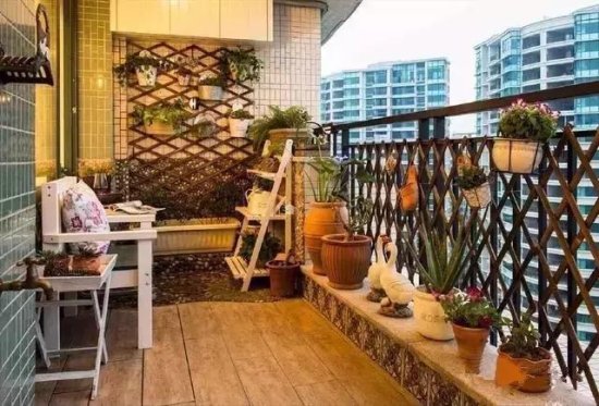 阳台铺上鹅卵石，在家也能打造出一座微型花园！