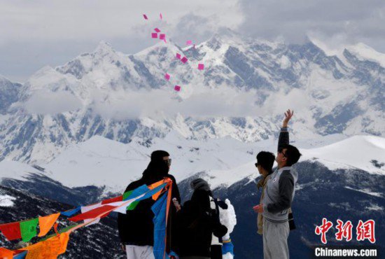 游客打卡西藏林芝色季拉山 赏南迦巴瓦峰