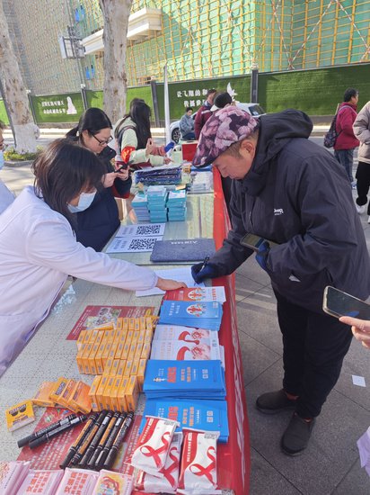 武汉大学开展“世界艾滋病日”宣传义诊活动