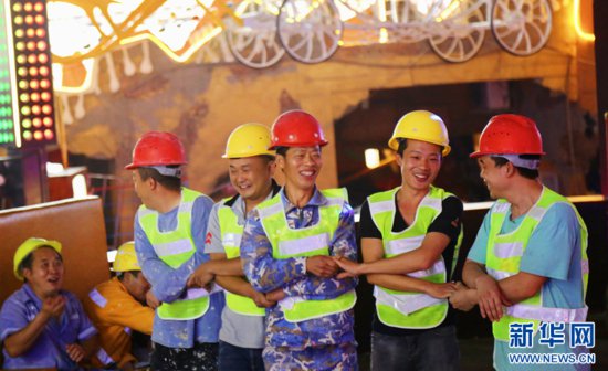 重庆涪陵：建筑工人庆祝“五一”国际劳动节