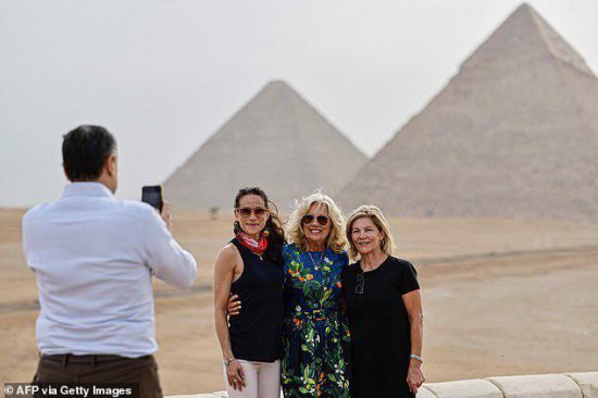 80岁拜登隔空为爱妻庆生！第一夫人飞去埃及旅游，金字塔前被...