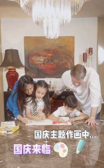 马雅舒晒一家四口，和外籍丈夫教孩子画红旗，混血儿女会写汉字