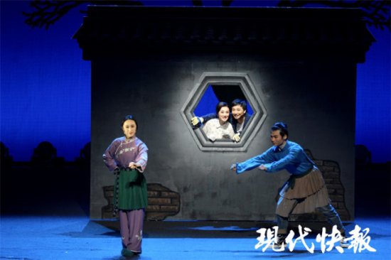锡剧《<em>装台</em>》在南京上演，传统戏曲唱出<em>装台</em>人的酸甜苦辣