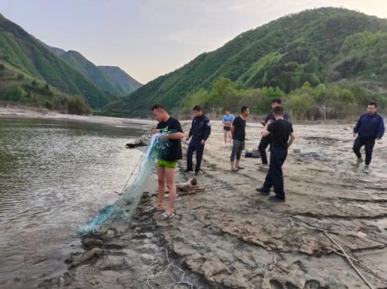 禁渔期非法捕捞，4名犯罪嫌疑人被蓝田警方当场抓获！