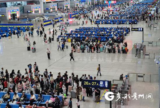 双节期间 成都局运送旅客超1300万人次 贵广高铁成热门线路
