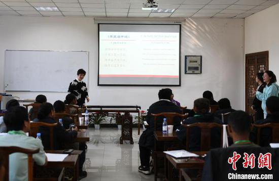20名巴新“汉语桥”营员在重庆学习<em>古诗</em>词和茶艺
