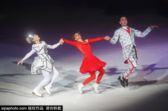 莫斯科冰上舞蹈表演 花滑名将上演《<em>爱丽丝梦</em>游仙境》