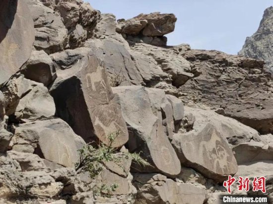 宁夏石嘴山境内发现30余幅<em>以</em>马和鹿图案为主的新岩画
