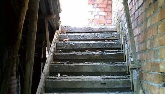 农村建房，“<em>楼梯间</em>”做多大比较合适？楼梯设计要注意这3个问题
