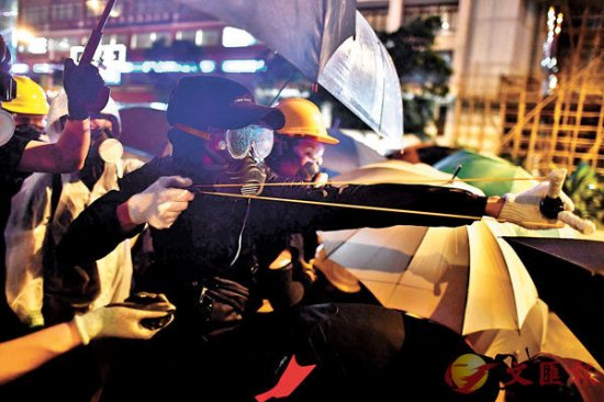 <em>丧心病狂</em>！香港暴徒打砸"私刑"路人 被痛批像丧尸