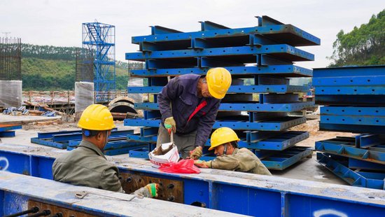 中马钦州产业园玉垌根江大桥项目建设忙