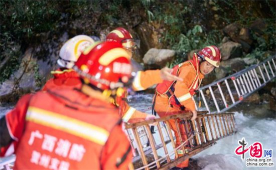 广西贺州8名游客因暴雨突发山洪被困 消防紧急营救