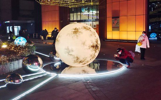 上海一广场上演“<em>异次元</em>宇宙大片”：星球景观灯打造绚丽夜景