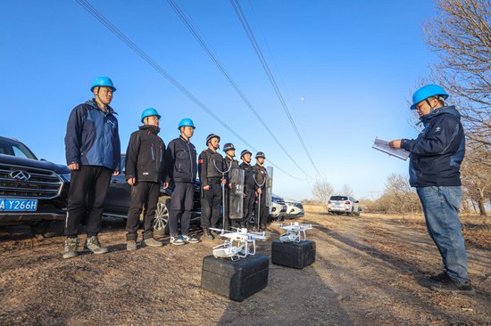 内蒙古超高压供电<em>公司</em>：飞越银线向远方