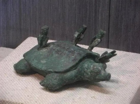 2003年，河南老农钓到一只背插4支箭的“乌龟”，专家：这一杆...