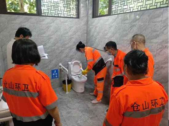 <em>福州</em>盈和环境公司举办公厕消杀与保洁培训活动