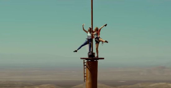 电影《坠落》：两个<em>女人</em>被困610米铁塔顶端，还被秃鹫袭击